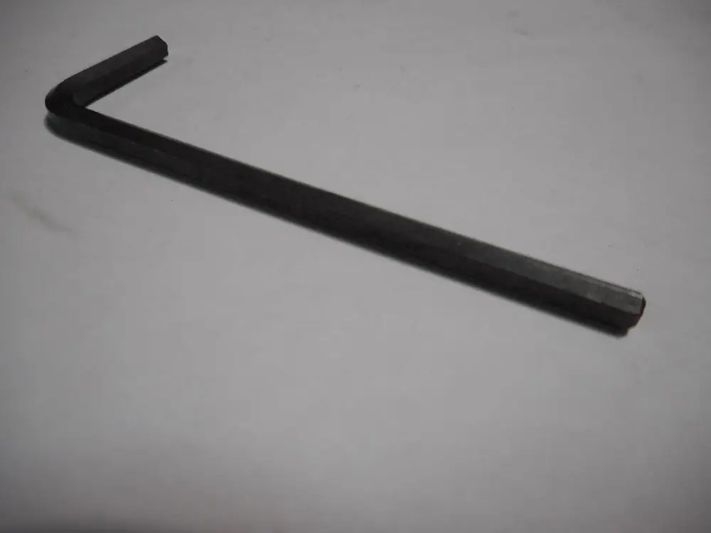 Schwarzer 6-Kant Schlüssel mit L-Form, geeignet für verschiedene Anwendungen, möglicherweise von der Marke Remeha. Klar strukturiert und funktional.
